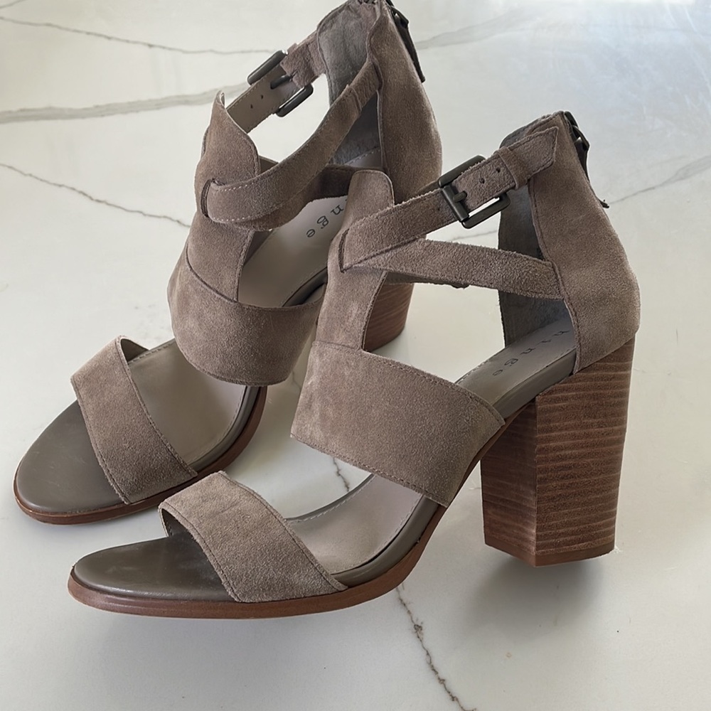 Heeled sandal size 9.5